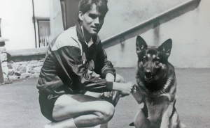 Jim McNichol y el verdadero salvador del Torquay United: el perro Bryn | Fuente: Torquay United