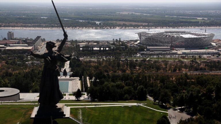 Estatua de la Madre Patria en honor a la batalla de Stalingrado con el Volgogrado Arena de fondo | Fuente: ESPN